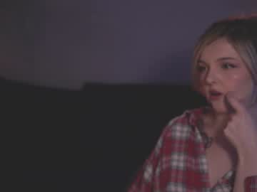 girl
        lucydelovely cam image #2729722
