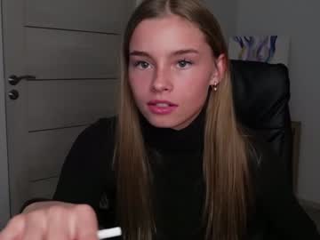 girl
        abby_laker cam image #5713772