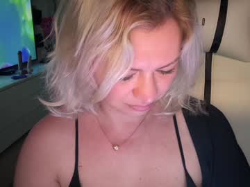 girl
        kiradivine cam image #6640111