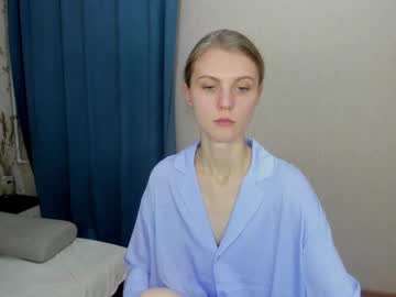 girl
        phoebepaw cam image #3255640