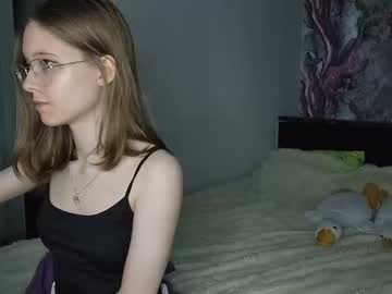 girl
        lowress cam image #6287487
