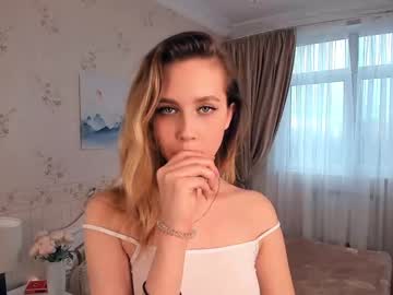 girl
        milky_noway cam image #1180555