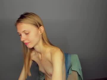 girl
        phoebepaw cam image #4675951