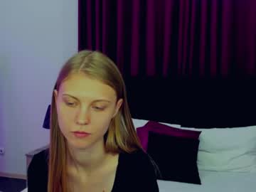 girl
        phoebepaw cam image #4582969
