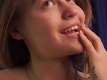 girl
        helenmoors cam image #4154011