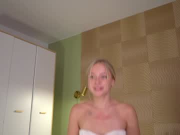 girl
        snow_is_falling cam image #5534542