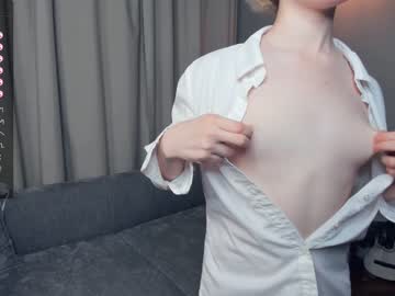 girl
        silvergloss cam image #2595524