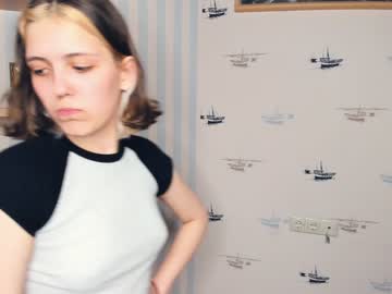girl
        sun_like_hugs cam image #1565156