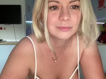 girl
        kiradivine cam image #2616032