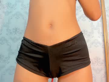 girl
        gummy_bear7 cam image #865993