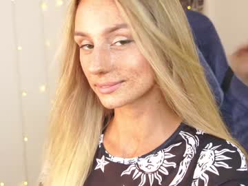 girl
        artease cam image #2415155