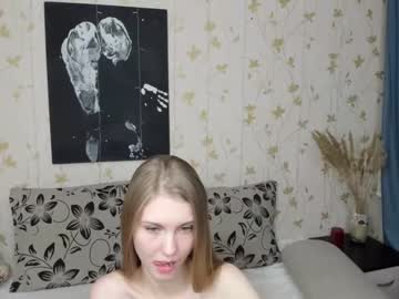 girl
        phoebepaw cam image #3700892