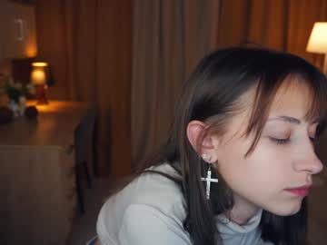 girl
        dieraalkins cam image #4911317