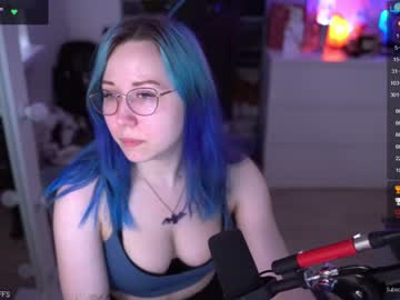 girl
        blue_mooncat cam image #1788538