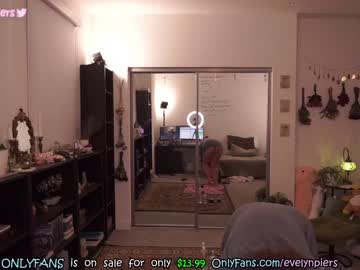 girl
        evelynpiers cam image #1709397