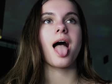 girl
        lorettadunnell cam image #5628321