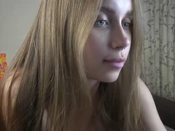 girl
        2girls_1dream cam image #1936118
