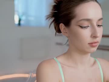 girl
        silent_chill cam image #6554002