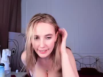 girl
        shine_luna cam image #1016639