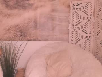 girl
        yourmidnightcoffee cam image #1686210