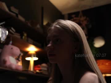 girl
        kateharrise cam image #4541593