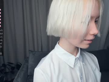 girl
        silvergloss cam image #2528427