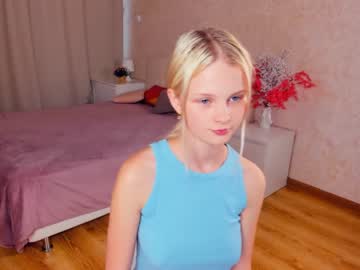 girl
        evelyncantu cam image #2607972