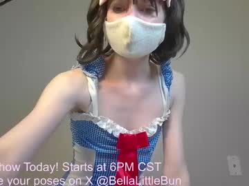 girl
        little_bella_bunny cam image #4932046