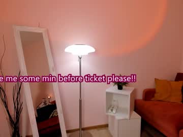 girl
        lottie_shine cam image #45275