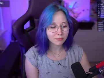 girl
        blue_mooncat cam image #4622916