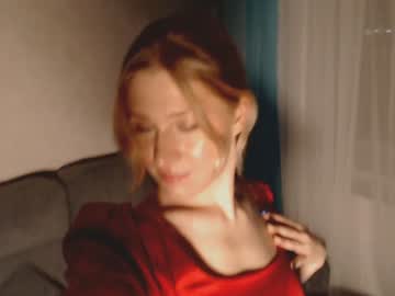 girl
        lily_life cam image #2036758