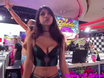 girl
        violetttflowers cam image #666518