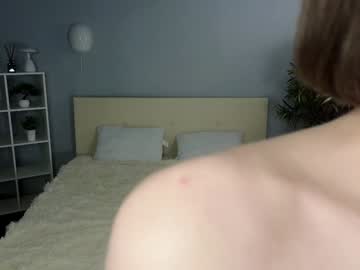 girl
        lauratanguy cam image #5584177