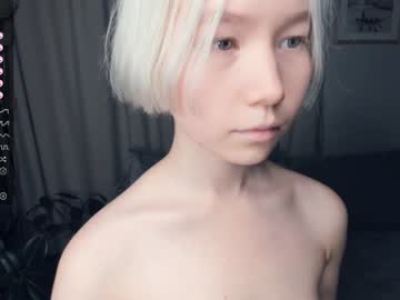 girl
        silvergloss cam image #2530883