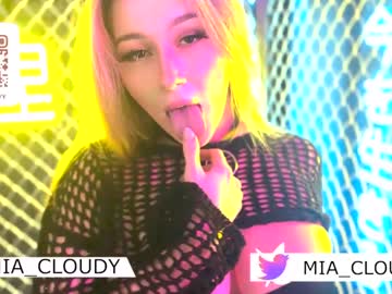 couple
        mia_cloudy cam image #4269715