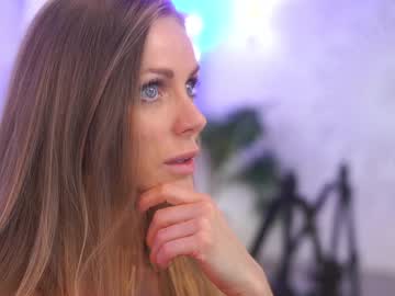 girl
        eva_fashionista cam image #1472667