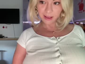 girl
        kiradivine cam image #2630335