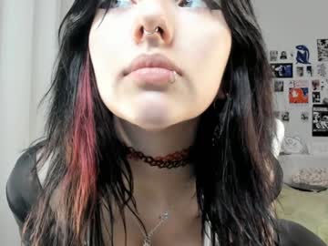 girl
        vivian_qwerty cam image #5459876
