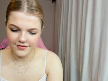 girl
        maya_blonde18 cam image #5624653