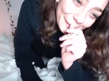 girl
        lucysroom8 cam image #644982