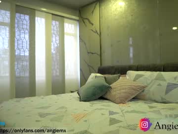 girl
        nina_mon cam image #1899286
