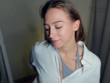 girl
        wave_of_happy_ cam image #2988140
