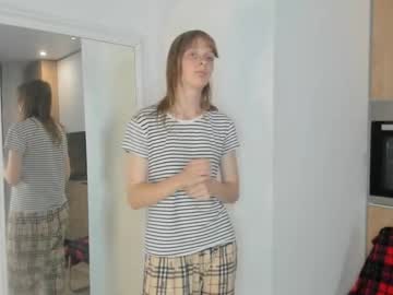 girl
        lynncodrington cam image #4598759