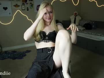 girl
        bestblondiiecb cam image #6245956
