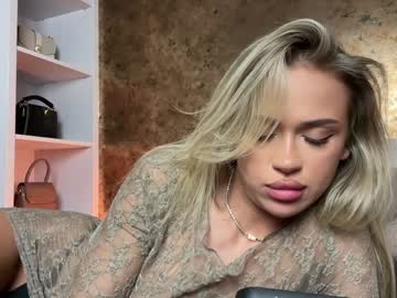 girl
        julia_rle cam image #5290897