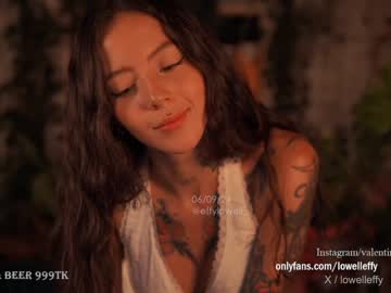 girl
        effylowell_ cam image #4983502