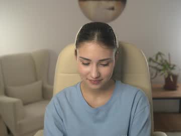girl
        sunn_beamm cam image #6282957