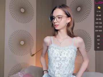 girl
        happiness_call cam image #2021361