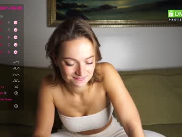 girl
        magsatnight cam image #2693936