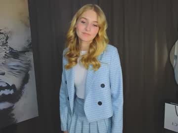 girl
        emilyhewell cam image #5435221